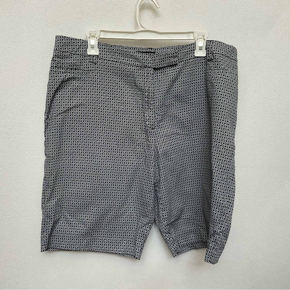 George Black, White Geometric Print 10 Inch Inseam Shorts Women Size 18